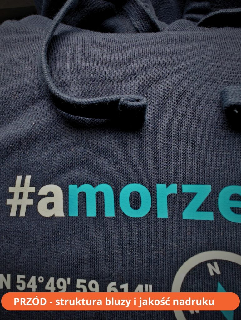 Bluza granatowa, struktura i jakość materiału.