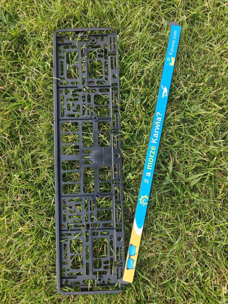 Ramka samochodowa na tablicę rejestracyjną „A morze Karwia?” – turystyczny akcent.