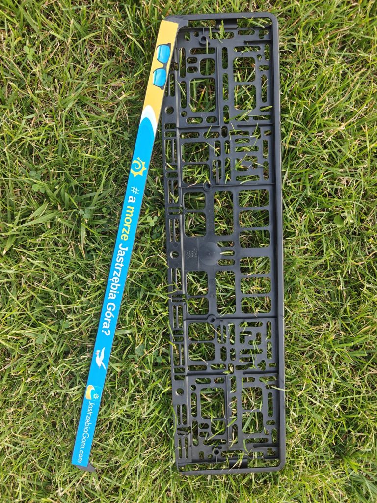 Ramka do auta na tablicę rejestracyjną „A morze Jastrzębia Góra?” – stylowy gadżet samochodowy.