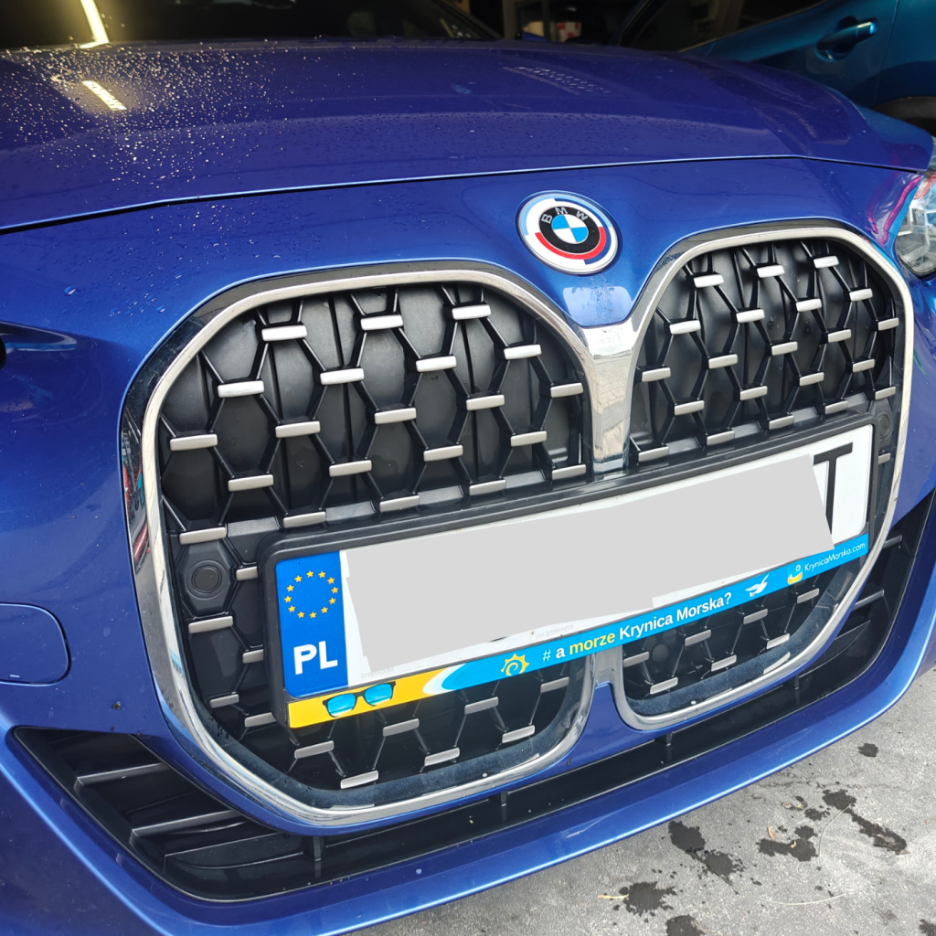 Ramka na tablicę rejestracyjną z napisem „A morze Krynica Morska?” – stylowa ozdoba samochodu.