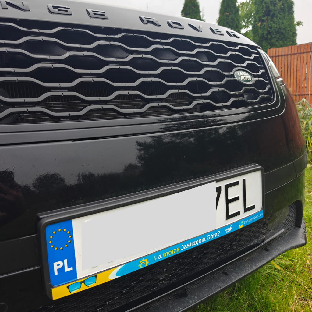 Ramka samochodowa na tablicę rejestracyjną „A morze Jastrzębia Góra?” – ozdobny element auta.