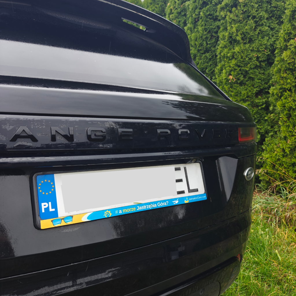 Ramka samochodowa na tablicę rejestracyjną „A morze Jastrzębia Góra?” – ozdobny element auta.