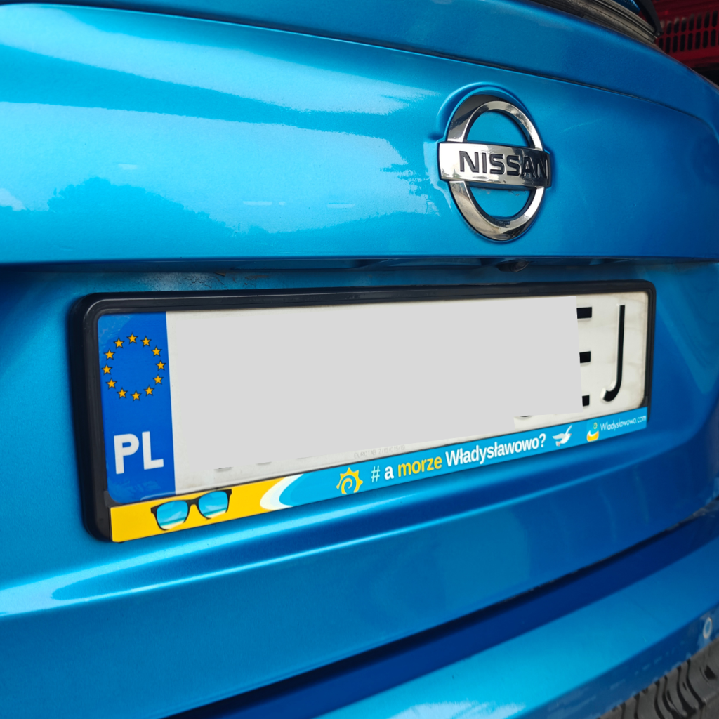 Ramka na tablicę rejestracyjną z napisem „A morze Władysławowo?” – modny gadżet turystyczny.