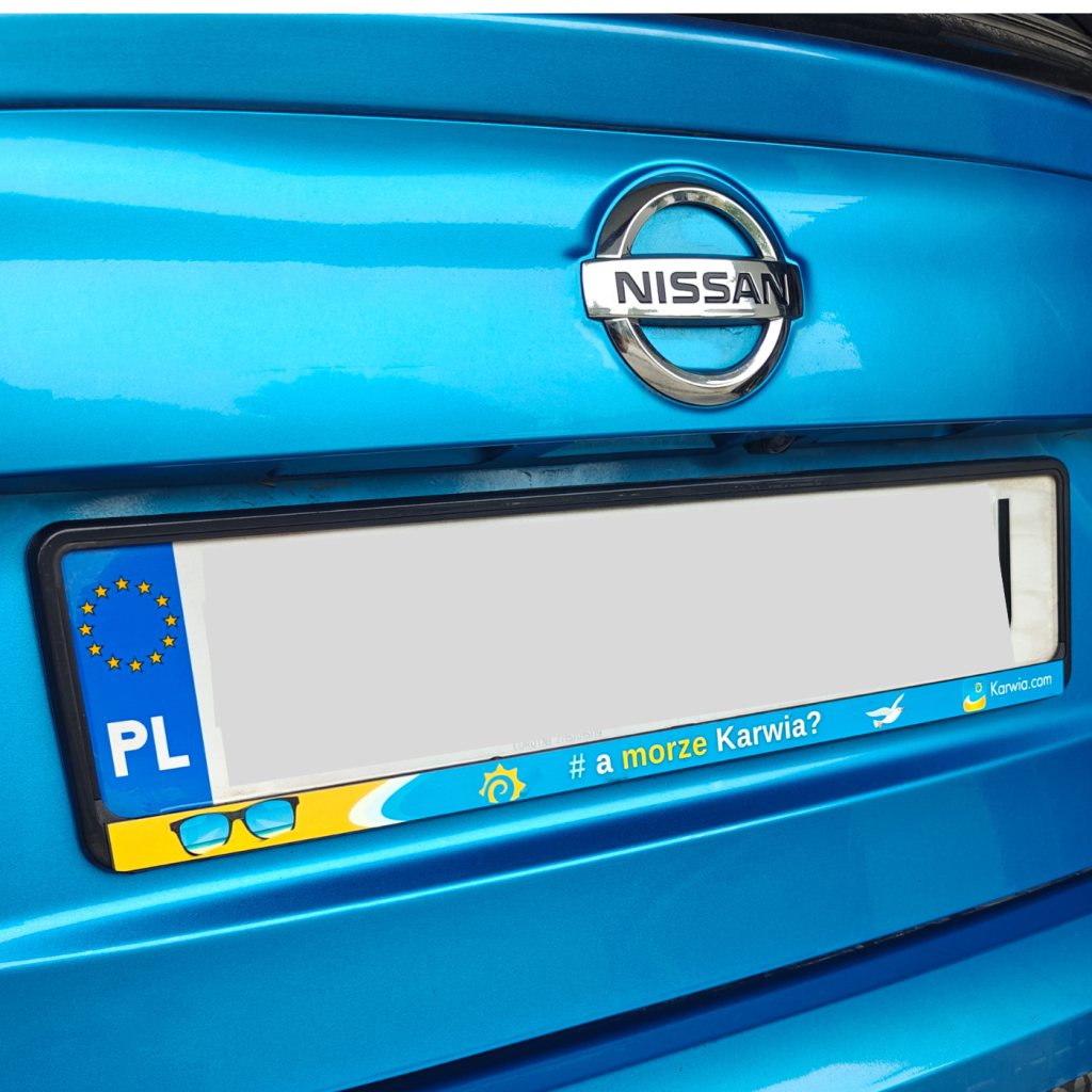 Ramka samochodowa z napisem „A morze Karwia?” – stylowe wykończenie tablicy rejestracyjnej.
