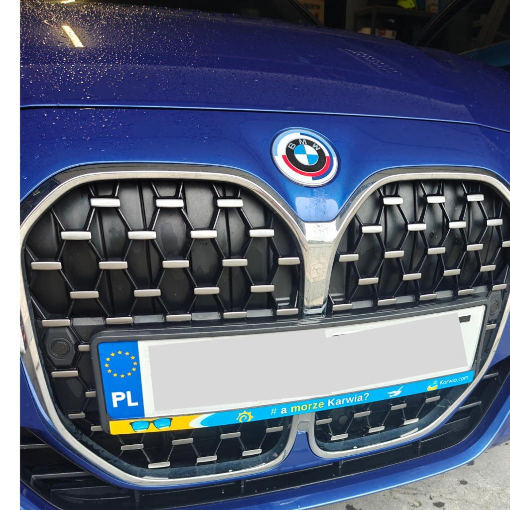 Ramka samochodowa z napisem „A morze Karwia?” – stylowe wykończenie tablicy rejestracyjnej.
