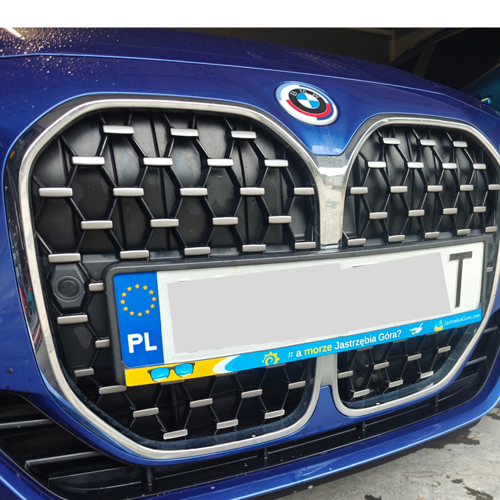 Ramka samochodowa z napisem „A morze Jastrzębia Góra?” – ozdobne wykończenie tablicy rejestracyjnej.