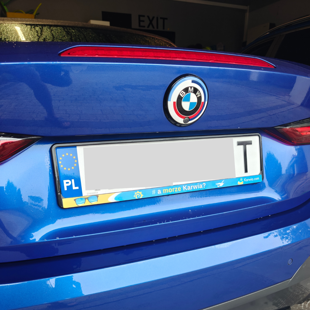 Ramka samochodowa „A morze Karwia?” – elegancka ramka na tablicę rejestracyjną.