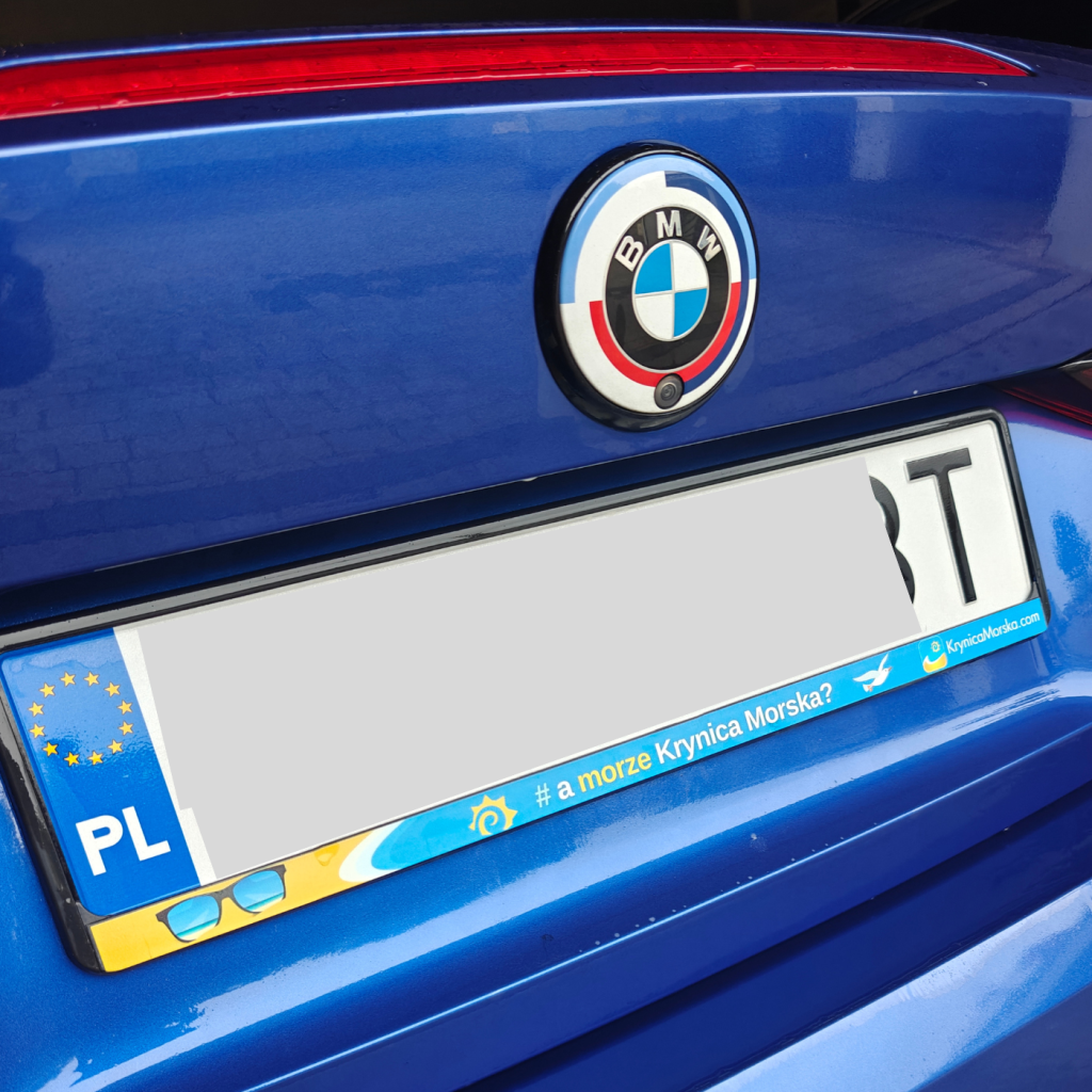 Ramka na tablicę rejestracyjną „A morze Krynica Morska?” – ozdobna ramka samochodowa.