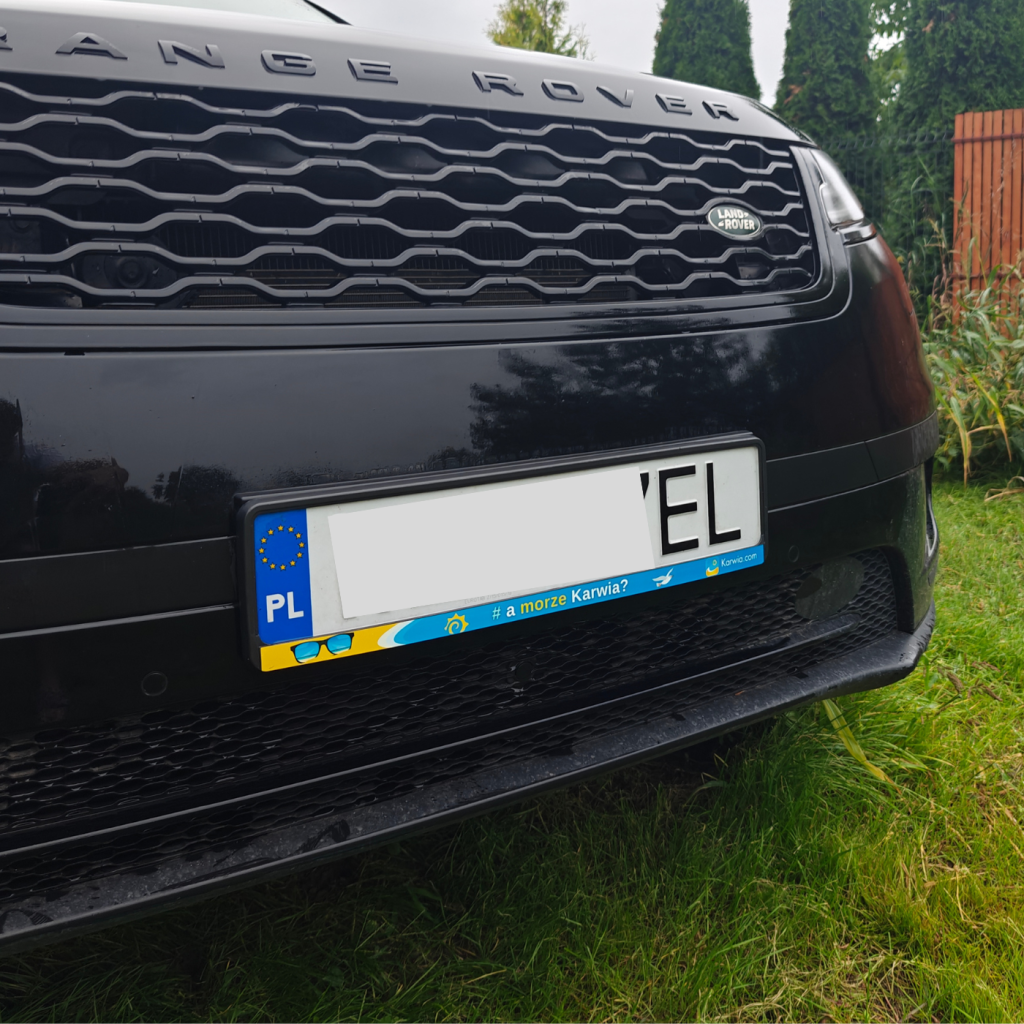 Ramka samochodowa „A morze Karwia?” – elegancka ramka na tablicę rejestracyjną.