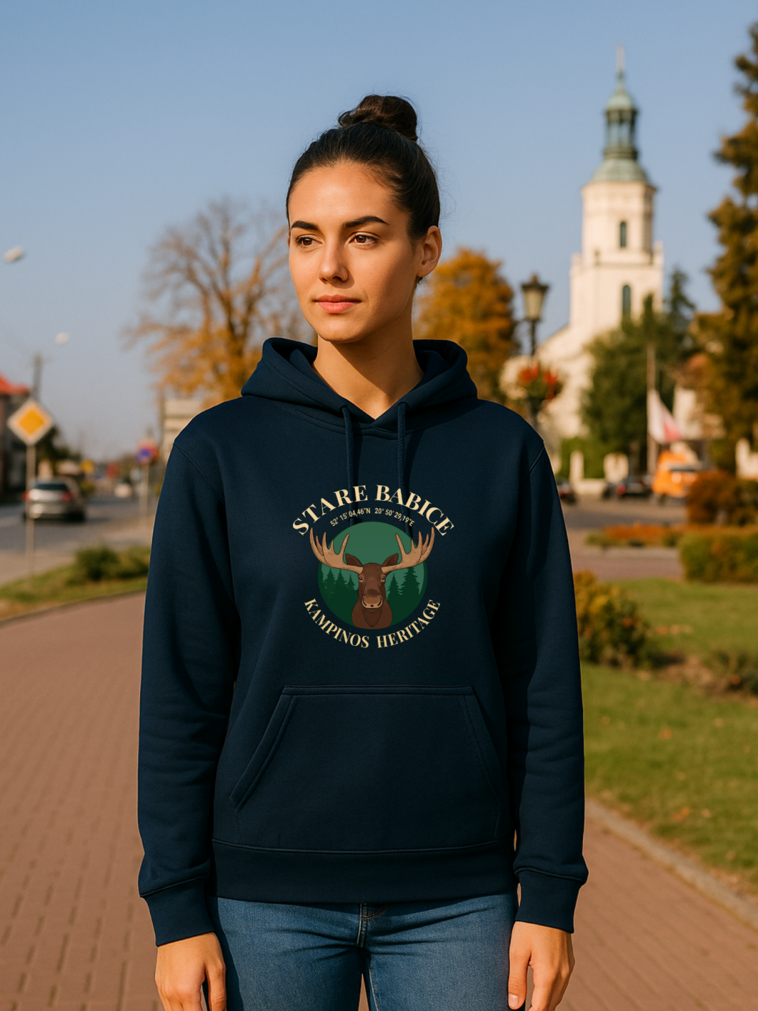 granatowa bluza KAMPINOS HERITAGE z białym minimalistycznym nadrukiem Stare Babice, inspirowana Puszczą Kampinoską